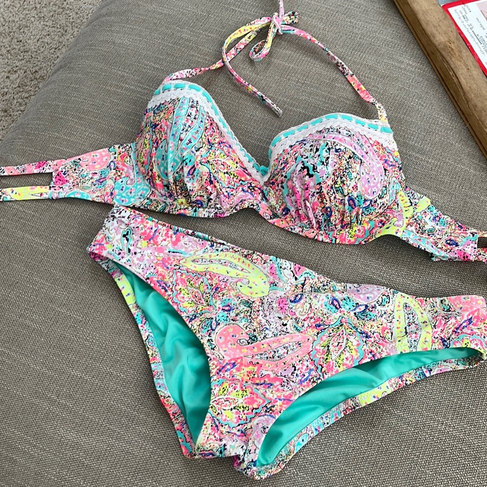 Shade & Shore bikini set—adorable! Underwire for support! Large bottoms and 36B